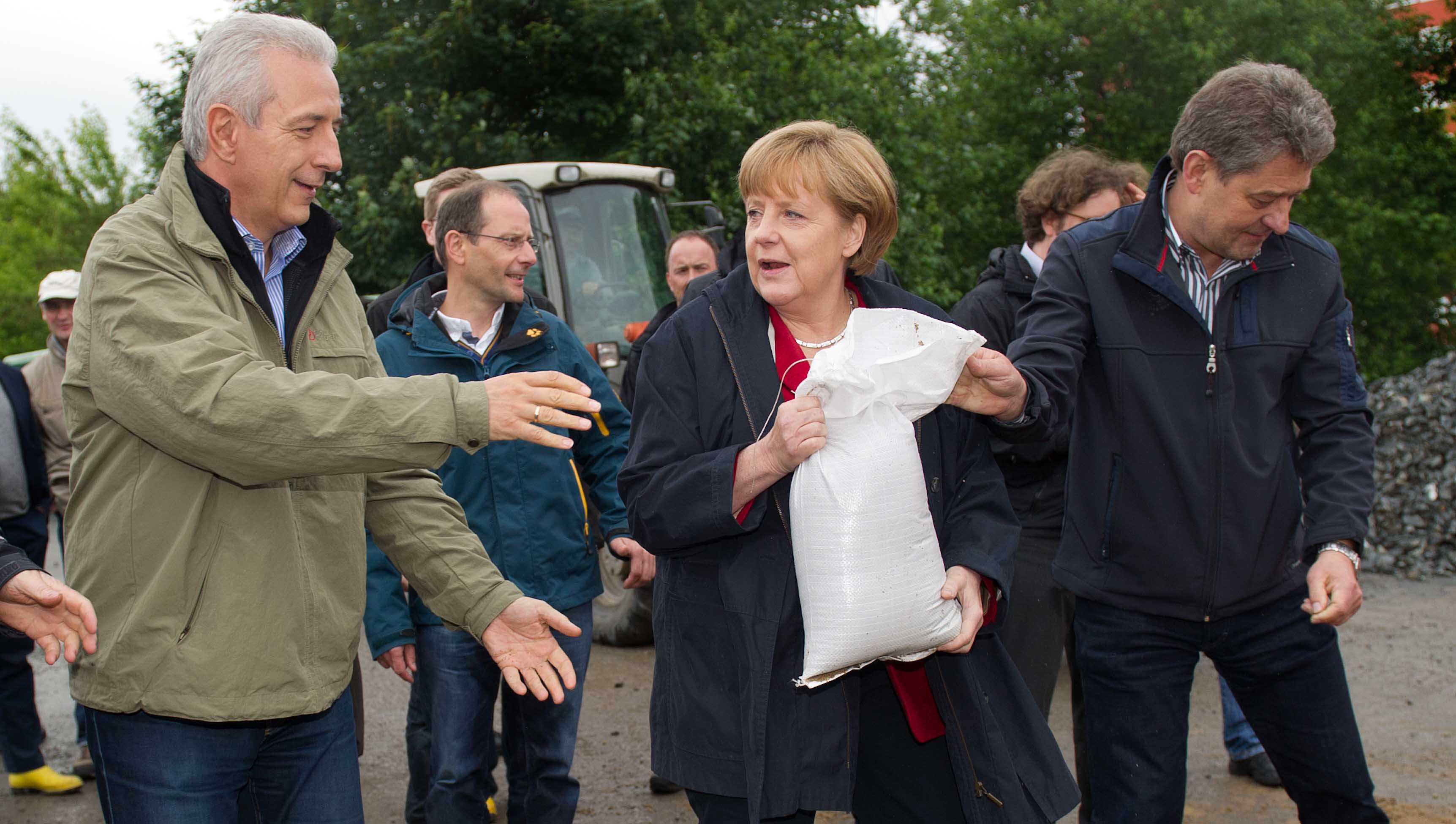 Βοήθεια 100 εκατ. ευρώ στους πλημμυροπαθείς από την Μέρκελ